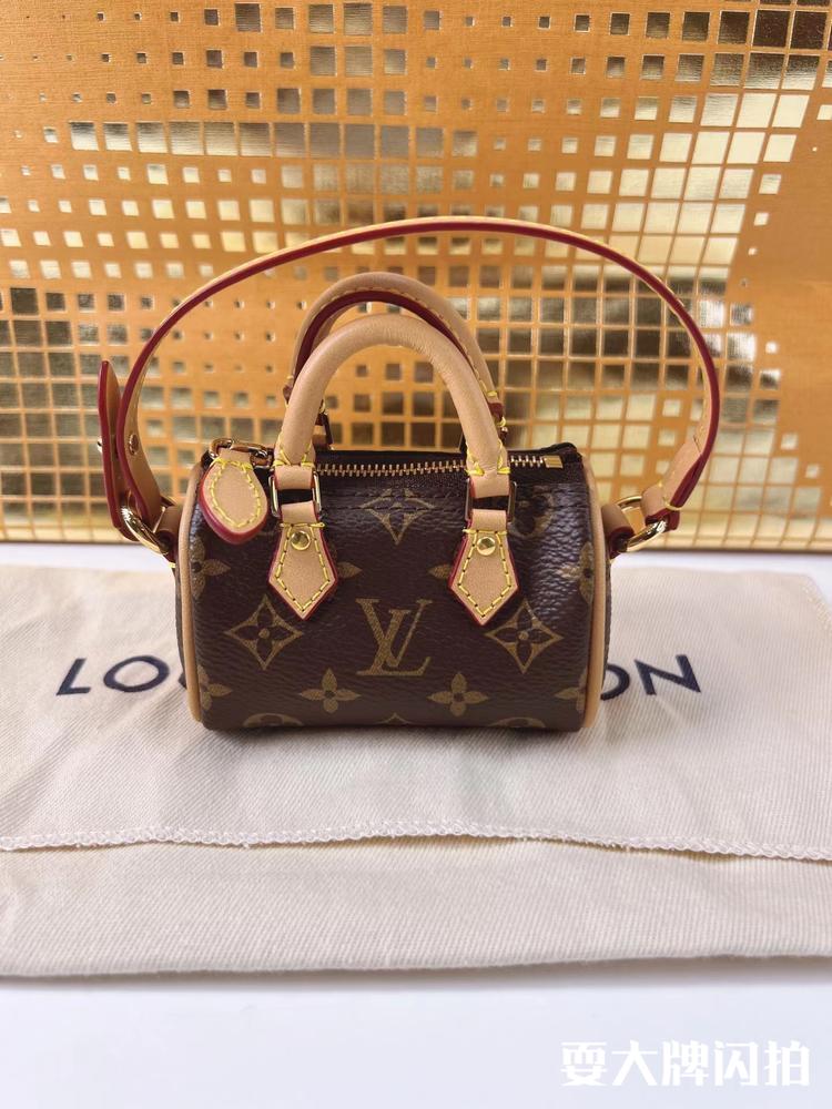 Louis Vuitton路易威登 全新新款Speedy Bag Charm LV全新新款Speedy Bag Charm，超级mini的尺寸也是最热门款，凹造型很显身材，经典又俏皮人见人爱~  可送礼 尺寸8*6*5cm